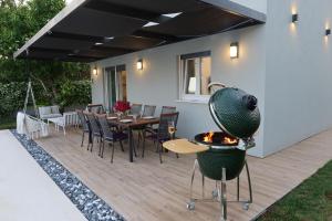 Kemudahan BBQ tersedia untuk tetamu di vila ini