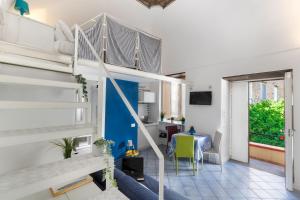 メータにあるCasa Meta Bluの二段ベッドとテーブルのある部屋