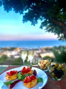 un plato de comida en una mesa con copas de vino en Casa La Quercia, en Marina Porto