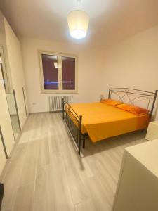 1 dormitorio con 1 cama con manta amarilla en Casa La Quercia, en Marina Porto