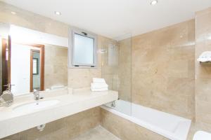 Un baño de Apt Tramuntana by JS Villas
