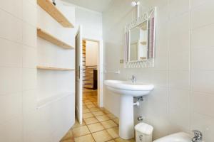 łazienka z umywalką, toaletą i lustrem w obiekcie Villa Petra by BarbarHouse w mieście Gagliano del Capo +37 zdjęć