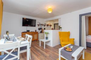 uma cozinha e sala de estar com mesa e cadeiras em ENTIRE Lovely Scottish Cottage em Selkirk