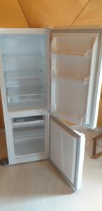 フィゲイロー・ドス・ヴィーニョスにあるvale das cupulasの空の白い冷蔵庫(ドアを開けます)