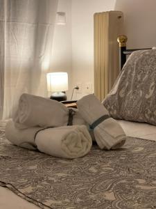 una pila de toallas sentadas en una cama en DM home (sea view apartment) en Lefkandi Chalkidas
