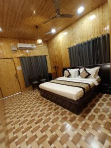 een slaapkamer met een groot bed in een kamer bij MR River Resort in Rishīkesh