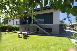 ein Haus mit Rasen davor in der Unterkunft Modern House in Visoko in Visoko