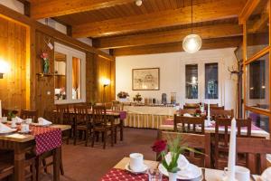 ein Restaurant mit Holzwänden, Tischen und Stühlen in der Unterkunft Schlossrestaurant Neuschwanstein in Hohenschwangau