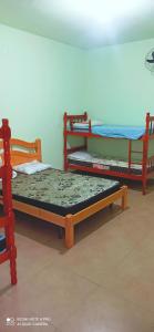 Bunk bed o mga bunk bed sa kuwarto sa Chácara Nilton soares
