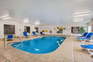 a large pool in a hospital room with blue chairs at Baymont by Wyndham Milan in Milan