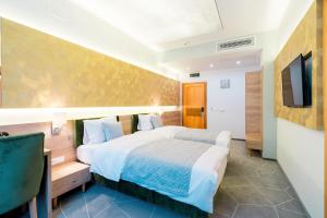 une chambre d'hôtel avec un lit et une télévision dans l'établissement Hotel Console, à Slobozia