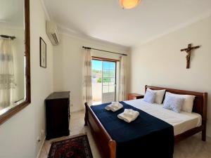 Postel nebo postele na pokoji v ubytování Lagos Typical House by Homing