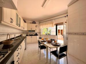 Kuchyň nebo kuchyňský kout v ubytování Lagos Typical House by Homing