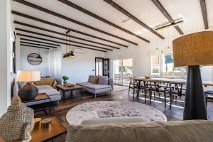 Posezení v ubytování 64-Luxury Villa with Jacuzzi & Pool in Mijas! + 37 fotografií