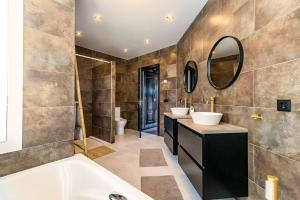 Kúpeľňa v ubytovaní 64-Luxury Villa with Jacuzzi & Pool in Mijas!