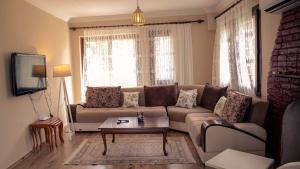 sala de estar con sofá y mesa en Villa Dalyan in Heart of The Aegean, en Ortaca