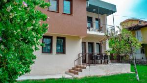 una casa con una escalera delante de ella en Villa Dalyan in Heart of The Aegean, en Ortaca