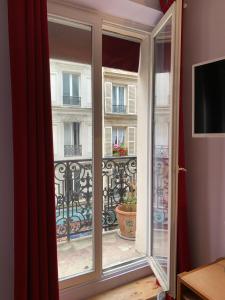 パリにあるHôtel Apollo Opéraのバルコニーを望む窓