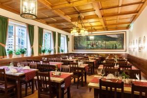 Ein Restaurant oder anderes Speiselokal in der Unterkunft Schlossrestaurant Neuschwanstein 