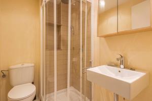 une salle de bain avec toilettes, lavabo et douche dans l'établissement Lord Jim Pinewalk Apartment, à Port de Pollença 14 autres photos