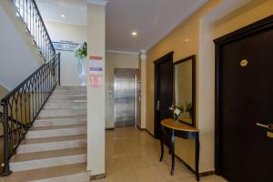 um corredor com escadas, uma porta e uma mesa em GNS Hotel em Ureki