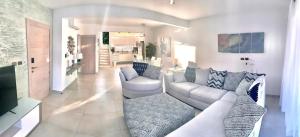 Posezení v ubytování NEW Luxury Penthouse with Jacuzzi, BBQ and 4 Free private beach passes!