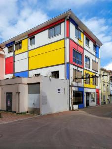 un bâtiment multicolore dans une rue dans l'établissement Maison Mondrian, à Mulhouse