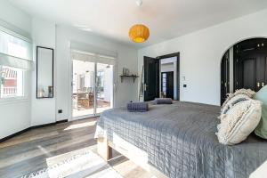 Posteľ alebo postele v izbe v ubytovaní 64-Luxury Villa with Jacuzzi & Pool in Mijas!