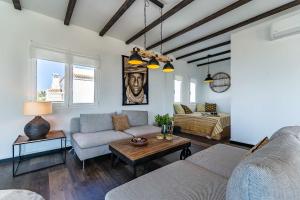 Posedenie v ubytovaní 64-Luxury Villa with Jacuzzi & Pool in Mijas!