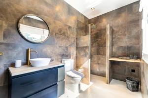 Kúpeľňa v ubytovaní 64-Luxury Villa with Jacuzzi & Pool in Mijas!