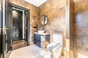 Kúpeľňa v ubytovaní 64-Luxury Villa with Jacuzzi & Pool in Mijas!
