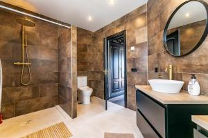 Kúpeľňa v ubytovaní 64-Luxury Villa with Jacuzzi & Pool in Mijas!