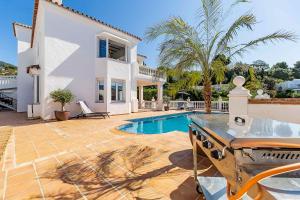 Bazén v ubytovaní 64-Luxury Villa with Jacuzzi & Pool in Mijas! alebo v jeho blízkosti