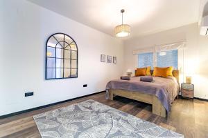 Posteľ alebo postele v izbe v ubytovaní 64-Luxury Villa with Jacuzzi & Pool in Mijas!