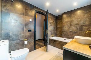 Kúpeľňa v ubytovaní 64-Luxury Villa with Jacuzzi & Pool in Mijas!