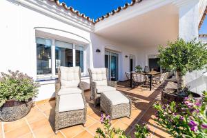 Posedenie v ubytovaní 64-Luxury Villa with Jacuzzi & Pool in Mijas!