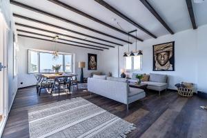 Posezení v ubytování 64-Luxury Villa with Jacuzzi & Pool in Mijas!