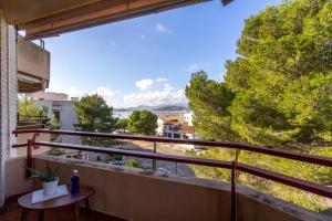 - un balcon avec une table et une vue dans l'établissement Lord Jim Pinewalk Apartment, à Port de Pollença