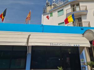 voorteken van een hotel met vlaggen op een gebouw bij Hotel Centrale in Eraclea Mare