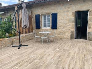 Patio lub wspólna przestrzeń na świeżym powietrzu w obiekcie gîte La Longère bleue