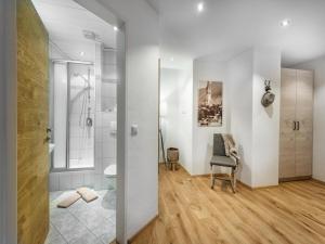 ドルフガシュタインにあるLadinger, Landhausのトイレとシャワー付きのバスルーム +52枚の写真