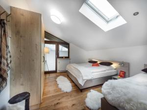 ドルフガシュタインにあるLadinger, Landhausのベッドルーム1室(ベッド2台、天窓付)