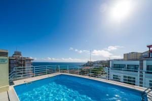 Bazén v ubytování Varandas do Lido I by An Island Apart nebo v jeho okolí