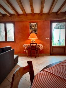 una sala de estar con una mesa con una lámpara. en Gites le Paradis - Superbe vue sur le Vercors Dominant le village en Pont-en-Royans