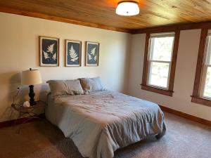 Säng eller sängar i ett rum på Beautiful And Spacious Fully Renovated Farmhouse