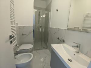 uma casa de banho com um chuveiro, um WC e um lavatório. em Villa Cortina em Rimini
