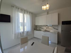 Kuchyň nebo kuchyňský kout v ubytování Villa Cortina