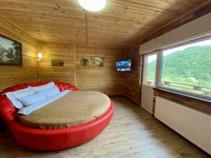 En eller flere senge i et værelse på Готель Довбуш