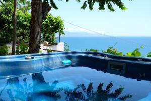 une piscine bleue avec l'océan en arrière-plan dans l'établissement Casa Paradiso, à Terracine