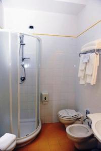 łazienka z prysznicem, toaletą i umywalką w obiekcie Hotel Urbano V w mieście Montefiascone
